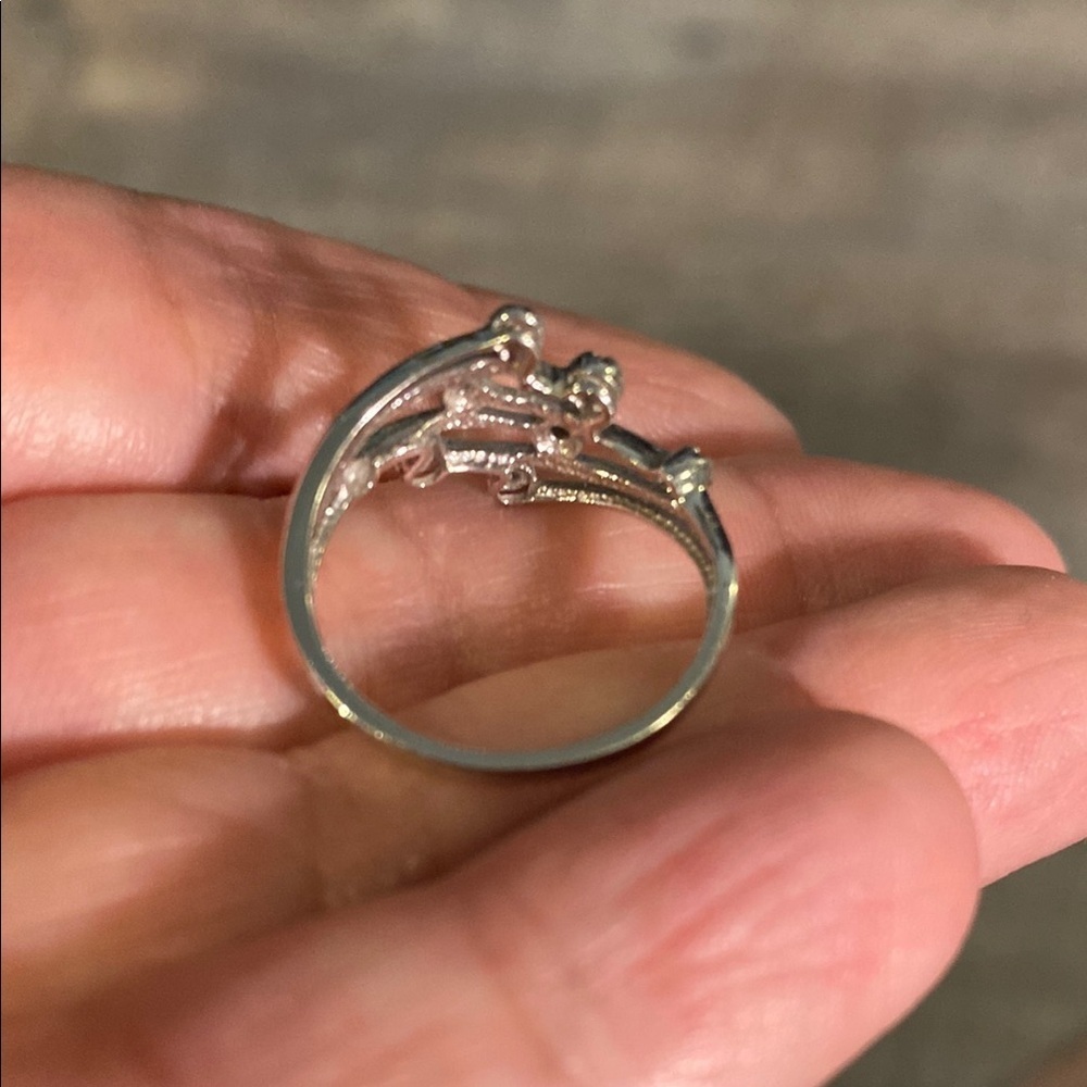 Stunning Silver Women's Ring with Crystal Accents - Picture 7 of 9